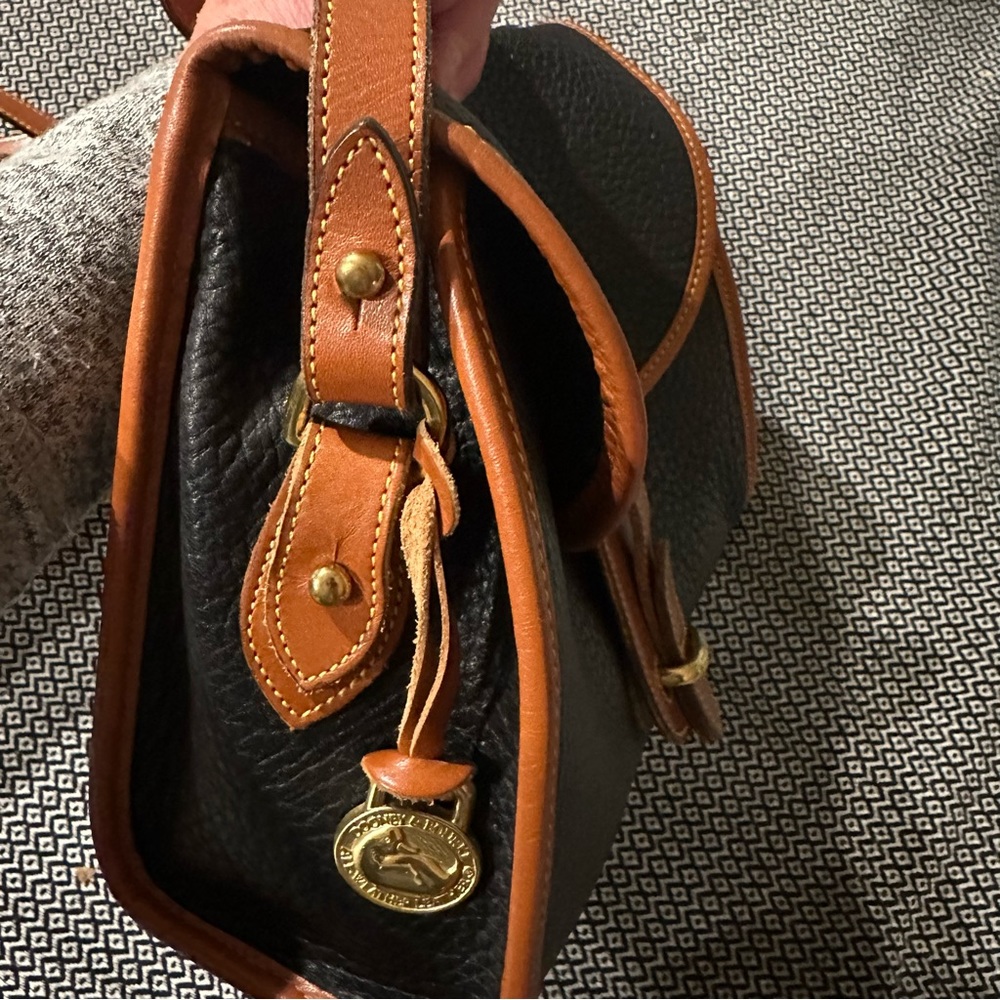 Beautiful Dooney and Bourke Vintage Black Essex Purse - Picture 14 of 16